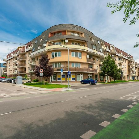 Apartmany Zlatovska เตร็นชีน ภายนอก รูปภาพ