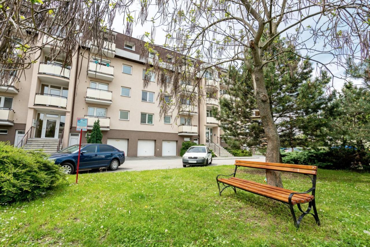 Apartmany Zlatovska เตร็นชีน ภายนอก รูปภาพ